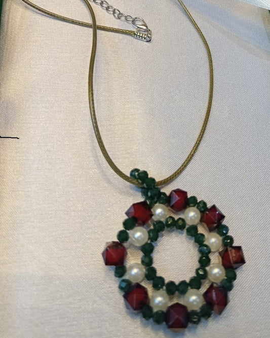 Festive Red, Green & Pearl Holiday Bracelet – Handmade Christmas Beaded Bracelet for Women